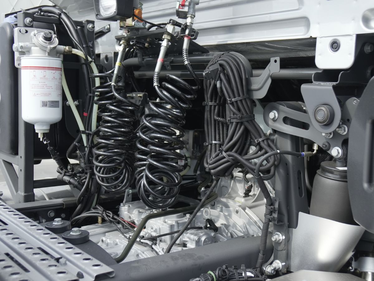 ĐẦU KÉO 6X4 Cầu láp lốp 12r20